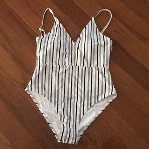 Cupshe Lucky Star Stripe one piece